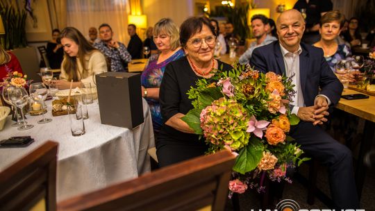 zdjęcie przestawia osoby, które brały udział w otwarciu restauracji galicja w klęczanach