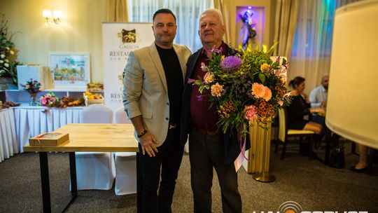 zdjęcie przestawia osoby, które brały udział w otwarciu restauracji galicja w klęczanach