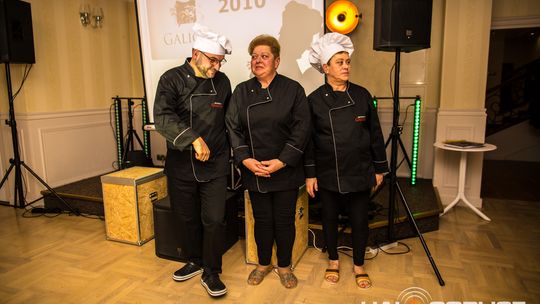 zdjęcie przestawia osoby, które brały udział w otwarciu restauracji galicja w klęczanach