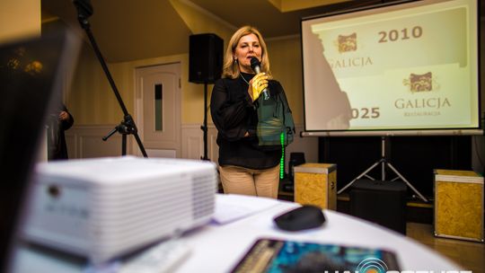 zdjęcie przestawia osoby, które brały udział w otwarciu restauracji galicja w klęczanach