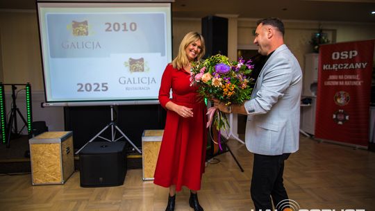 zdjęcie przestawia osoby, które brały udział w otwarciu restauracji galicja w klęczanach