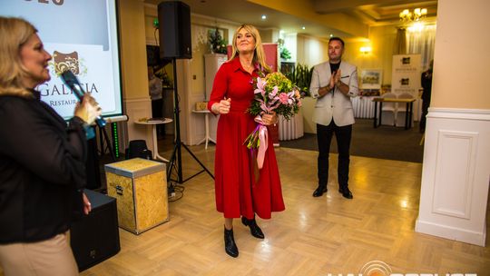 zdjęcie przestawia osoby, które brały udział w otwarciu restauracji galicja w klęczanach