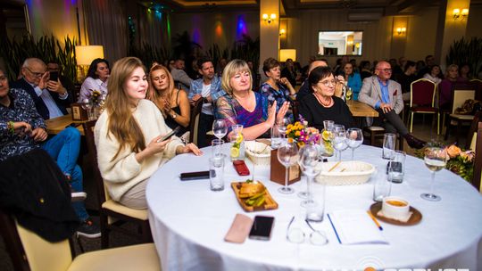 zdjęcie przestawia osoby, które brały udział w otwarciu restauracji galicja w klęczanach