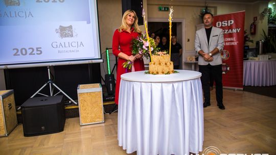 zdjęcie przestawia osoby, które brały udział w otwarciu restauracji galicja w klęczanach