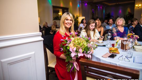 zdjęcie przestawia osoby, które brały udział w otwarciu restauracji galicja w klęczanach