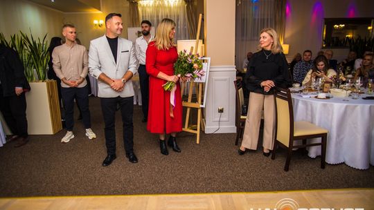 zdjęcie przestawia osoby, które brały udział w otwarciu restauracji galicja w klęczanach