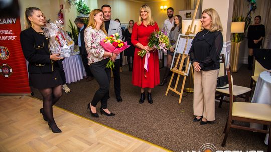 zdjęcie przestawia osoby, które brały udział w otwarciu restauracji galicja w klęczanach