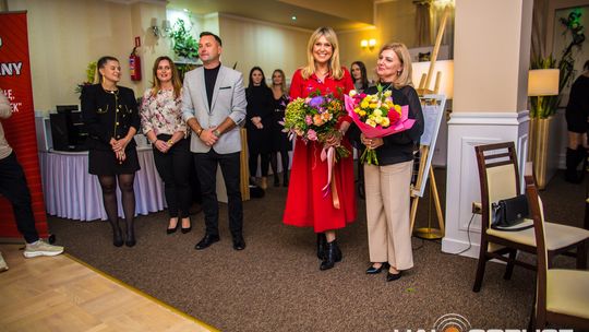 zdjęcie przestawia osoby, które brały udział w otwarciu restauracji galicja w klęczanach