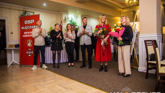 zdjęcie przestawia osoby, które brały udział w otwarciu restauracji galicja w klęczanach