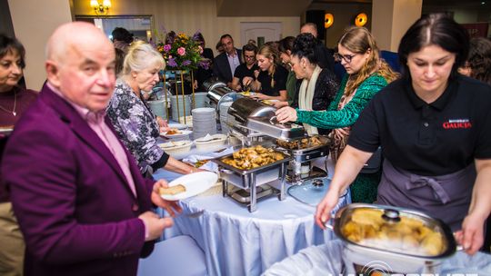 zdjęcie przestawia osoby, które brały udział w otwarciu restauracji galicja w klęczanach