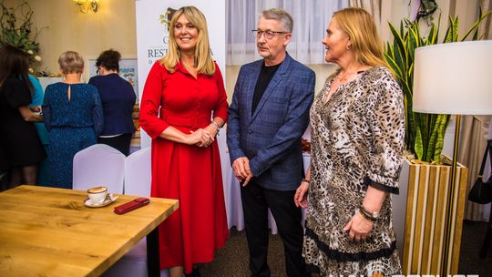 zdjęcie przestawia osoby, które brały udział w otwarciu restauracji galicja w klęczanach