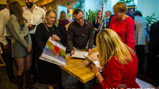 zdjęcie przestawia osoby, które brały udział w otwarciu restauracji galicja w klęczanach