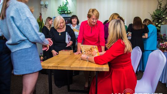 zdjęcie przestawia osoby, które brały udział w otwarciu restauracji galicja w klęczanach