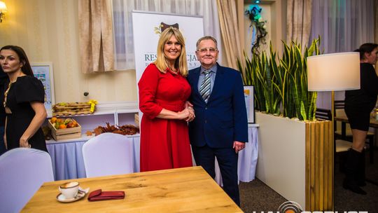 zdjęcie przestawia osoby, które brały udział w otwarciu restauracji galicja w klęczanach