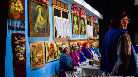 zdjęcie przedstawia tańczące pary w strojach ludowych