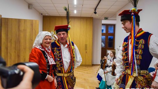 zdjęcie przedstawia tańczące pary w strojach ludowych