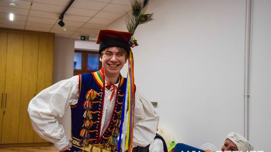 zdjęcie przedstawia tańczące pary w strojach ludowych