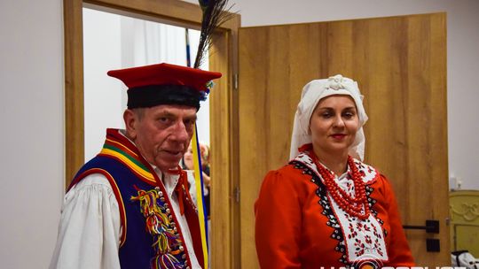 zdjęcie przedstawia tańczące pary w strojach ludowych