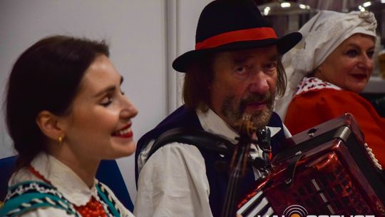 zdjęcie przedstawia tańczące pary w strojach ludowych