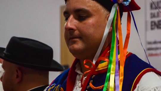 zdjęcie przedstawia tańczące pary w strojach ludowych