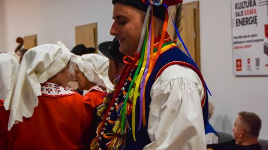 zdjęcie przedstawia tańczące pary w strojach ludowych