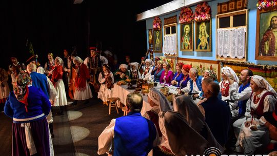 zdjęcie przedstawia tańczące pary w strojach ludowych