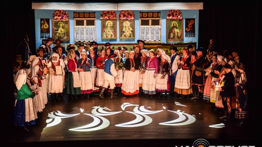 zdjęcie przedstawia tańczące pary w strojach ludowych