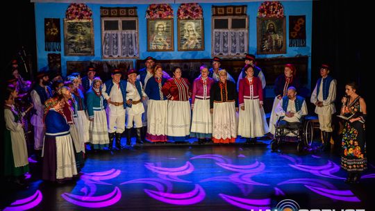 zdjęcie przedstawia tańczące pary w strojach ludowych