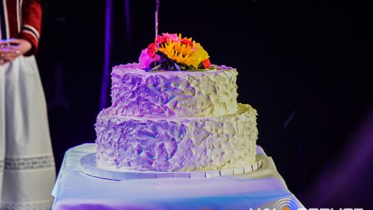 zdjęcie przedstawia tańczące pary w strojach ludowych