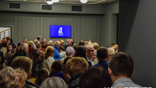 zdjęcie przedstawia tańczące pary w strojach ludowych