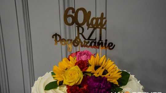 zdjęcie przedstawia tańczące pary w strojach ludowych