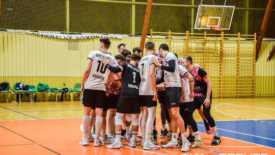 Mecz siatkówki pomiędzy GKPS Gorlice a Wawelem Kraków siatkarze podczas meczu