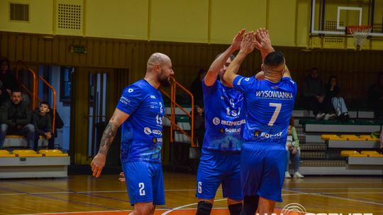 Mecz siatkówki pomiędzy GKPS Gorlice a Wawelem Kraków siatkarze podczas meczu