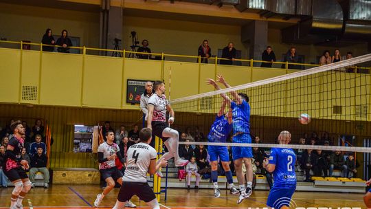 Mecz siatkówki pomiędzy GKPS Gorlice a Wawelem Kraków siatkarze podczas meczu