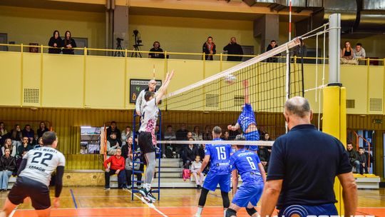 Mecz siatkówki pomiędzy GKPS Gorlice a Wawelem Kraków siatkarze podczas meczu