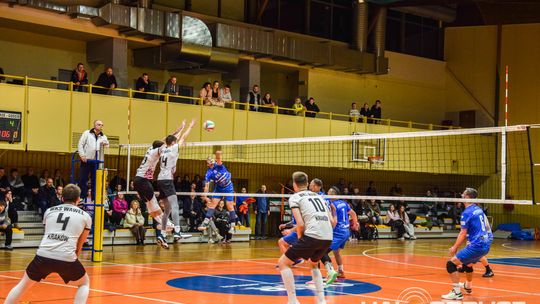 Mecz siatkówki pomiędzy GKPS Gorlice a Wawelem Kraków siatkarze podczas meczu