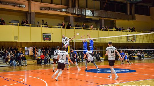 Mecz siatkówki pomiędzy GKPS Gorlice a Wawelem Kraków siatkarze podczas meczu