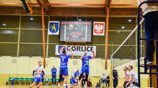 Mecz siatkówki pomiędzy GKPS Gorlice a Wawelem Kraków siatkarze podczas meczu