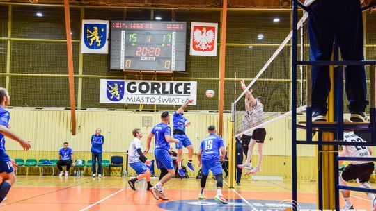 Mecz siatkówki pomiędzy GKPS Gorlice a Wawelem Kraków siatkarze podczas meczu