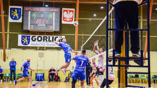 Mecz siatkówki pomiędzy GKPS Gorlice a Wawelem Kraków siatkarze podczas meczu