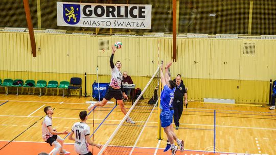 Mecz siatkówki pomiędzy GKPS Gorlice a Wawelem Kraków siatkarze podczas meczu