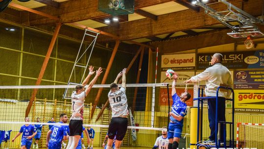Mecz siatkówki pomiędzy GKPS Gorlice a Wawelem Kraków siatkarze podczas meczu