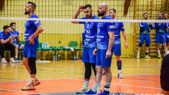 Mecz siatkówki pomiędzy GKPS Gorlice a Wawelem Kraków siatkarze podczas meczu