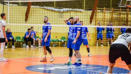 Mecz siatkówki pomiędzy GKPS Gorlice a Wawelem Kraków siatkarze podczas meczu
