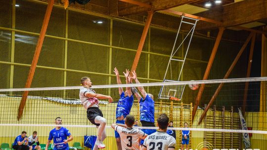 Mecz siatkówki pomiędzy GKPS Gorlice a Wawelem Kraków siatkarze podczas meczu