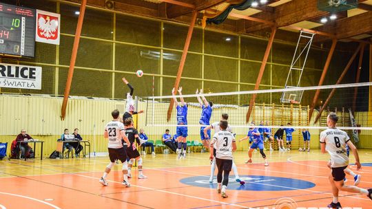 Mecz siatkówki pomiędzy GKPS Gorlice a Wawelem Kraków siatkarze podczas meczu