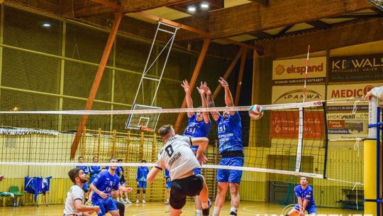 Mecz siatkówki pomiędzy GKPS Gorlice a Wawelem Kraków siatkarze podczas meczu