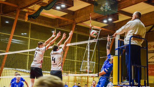 Mecz siatkówki pomiędzy GKPS Gorlice a Wawelem Kraków siatkarze podczas meczu