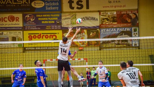 Mecz siatkówki pomiędzy GKPS Gorlice a Wawelem Kraków siatkarze podczas meczu