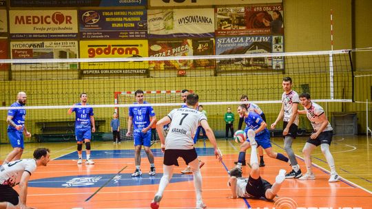 Mecz siatkówki pomiędzy GKPS Gorlice a Wawelem Kraków siatkarze podczas meczu